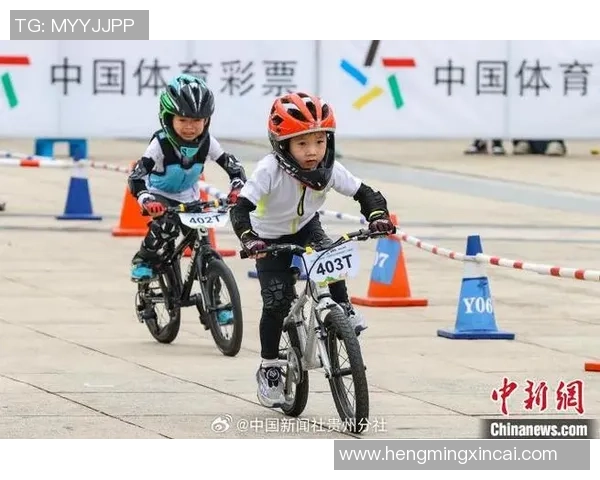 风筝飘带与足球的奇妙结合在阳光下的运动乐趣与童年回忆